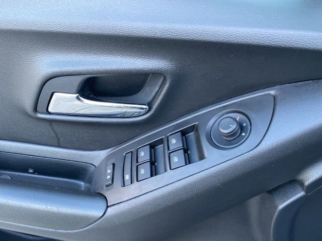 Used 2022 Chevrolet Trax LS w/ Tint and Cruise Package image 17
