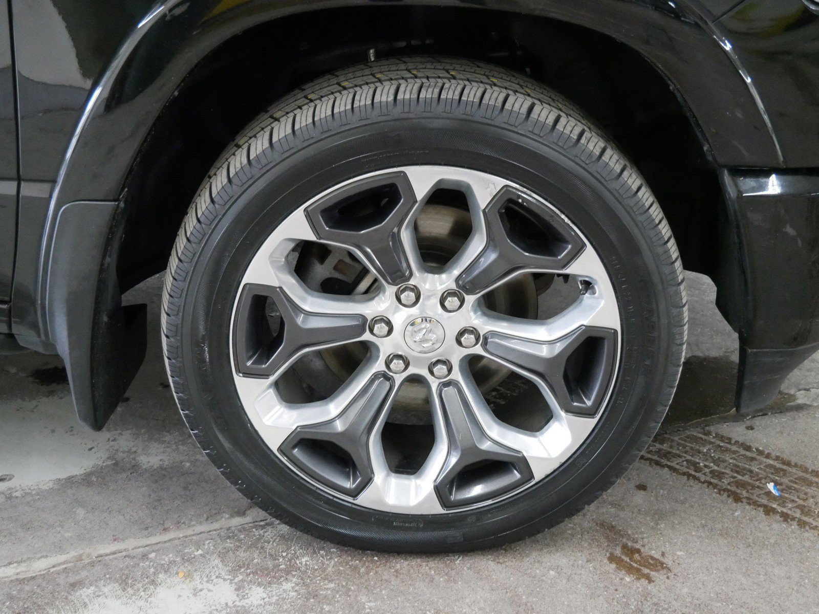 Used 2019 RAM 1500 Limited w/ Body Color Bumper Group AWD/4WD image 7