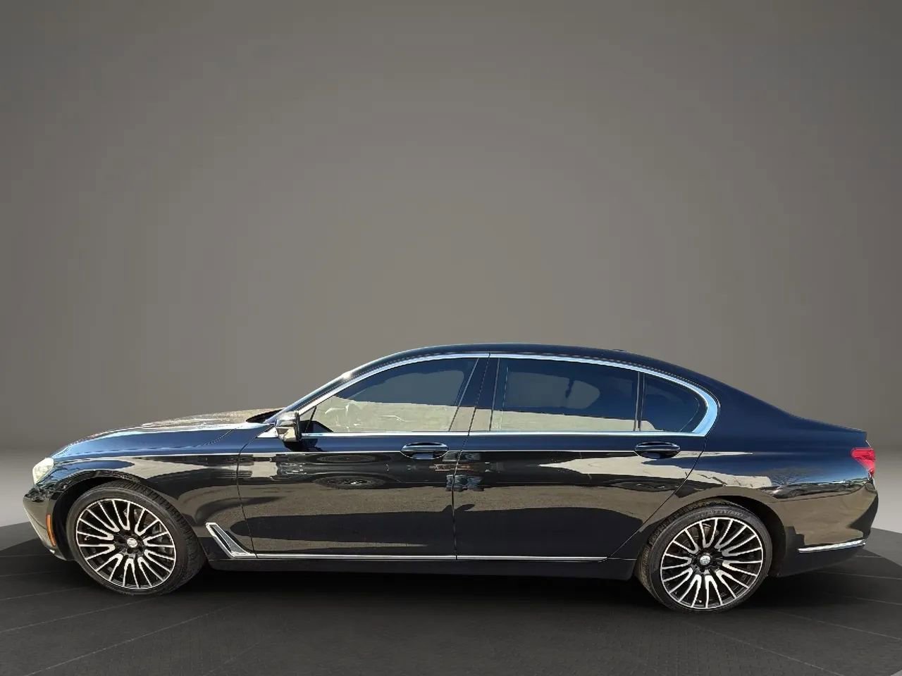 Used 2016 BMW 740i image 7