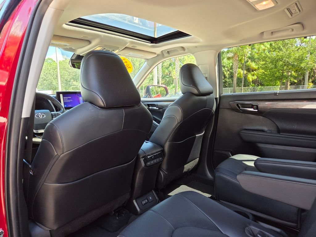 Used 2023 Toyota Highlander Limited FWD image 25