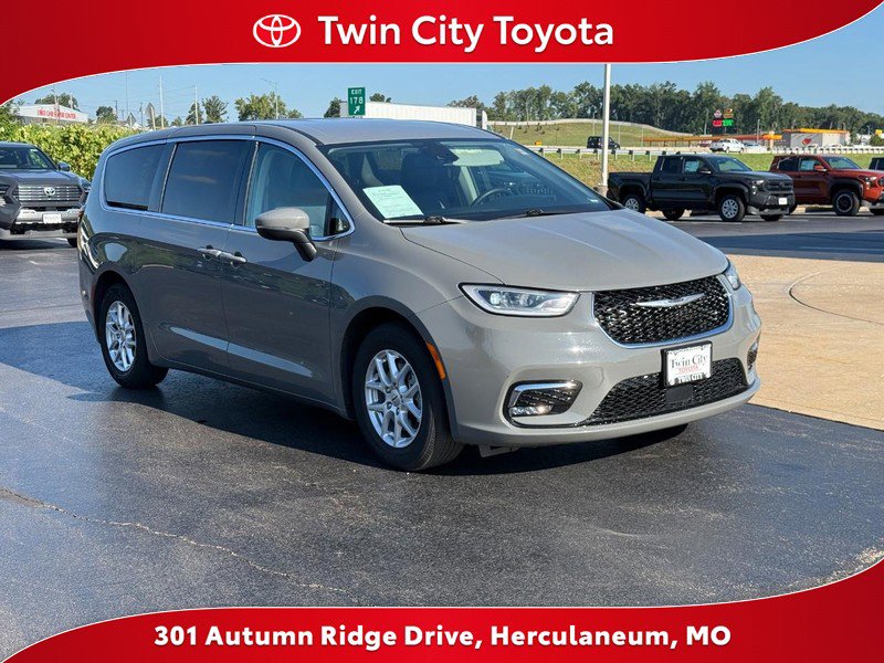 Used 2023 Chrysler Pacifica Touring-L