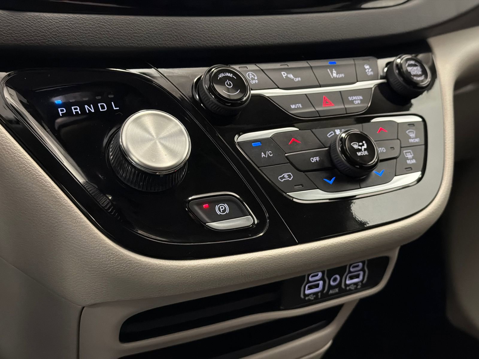 Used 2024 Chrysler Pacifica Touring-L image 29