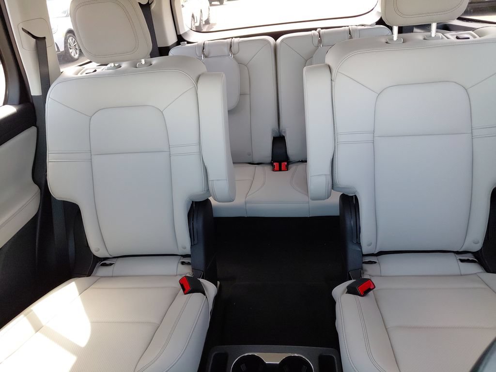 New 2026 Lincoln Aviator AWD w/ Jet Appearance Package image 18