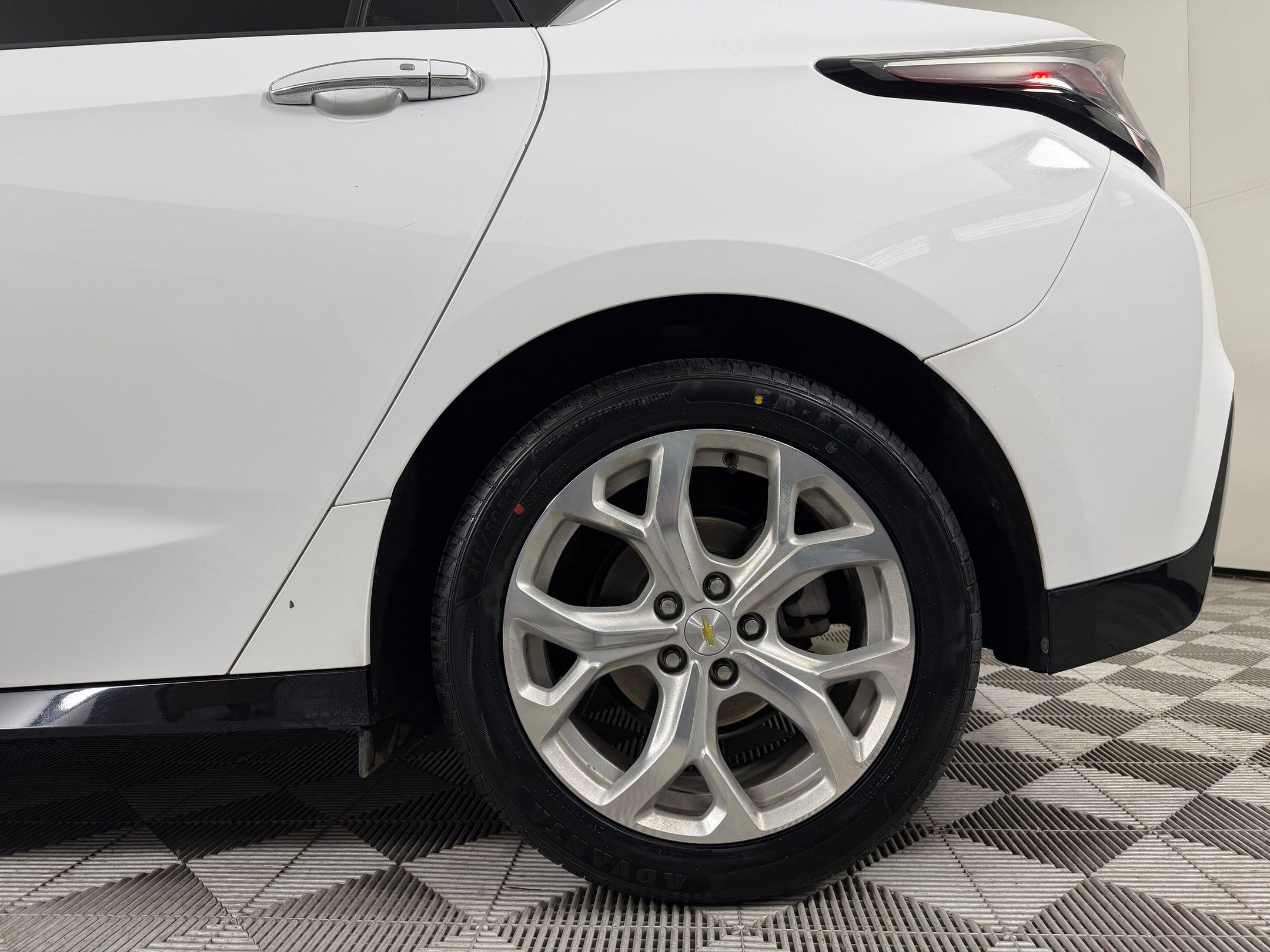 Used 2018 Chevrolet Volt Premier w/ Driver Confidence Package image 27