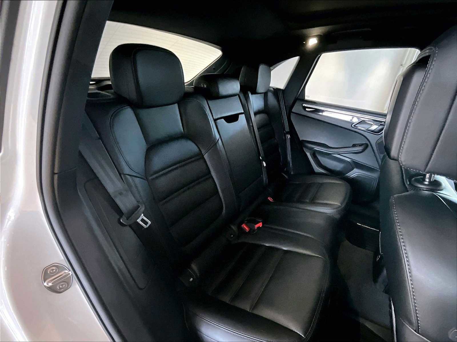 Used 2025 Porsche Macan image 31