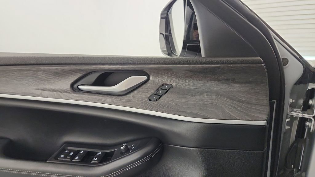 Used 2023 Jeep Grand Cherokee L Limited w/ Luxury Tech Group II image 26