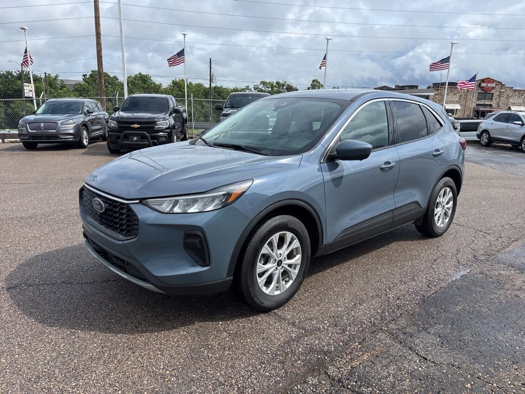 Used 2023 Ford Escape Active w/ Tech Pack #2 AWD/4WD image 3