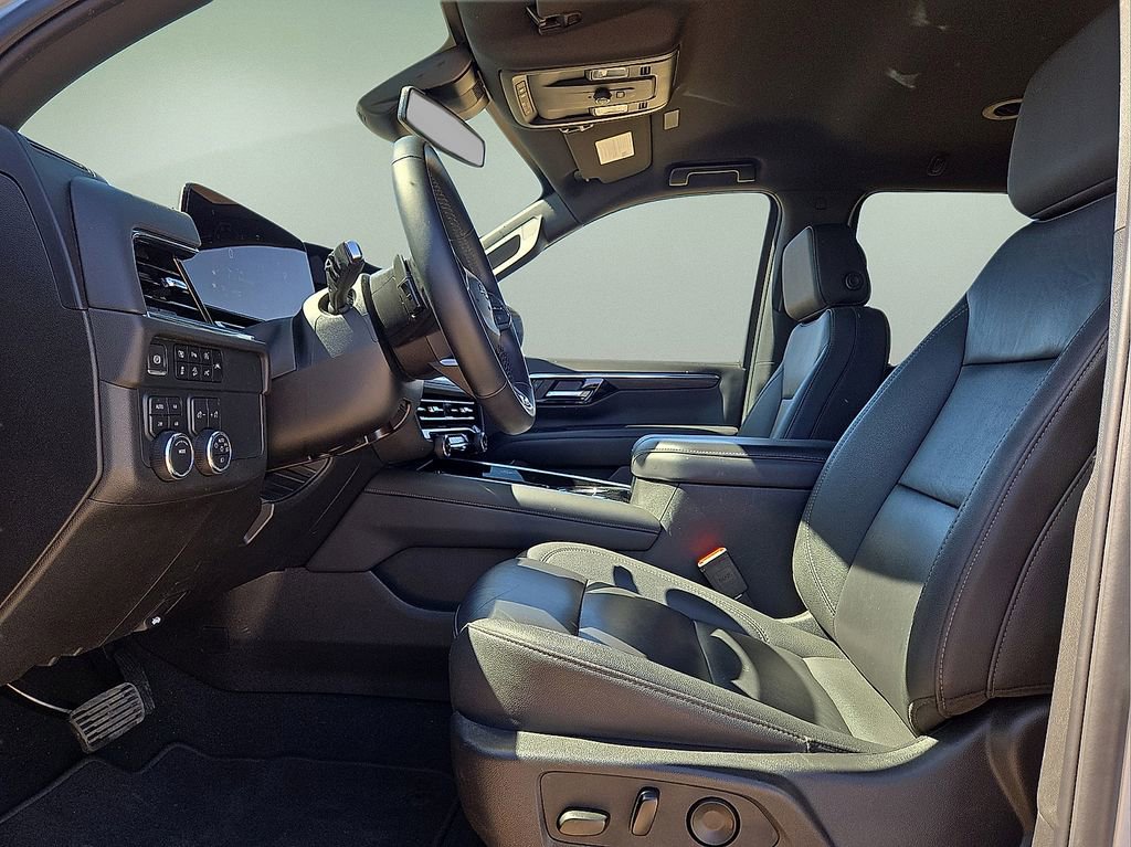 Used 2025 Chevrolet Suburban Z71 image 24