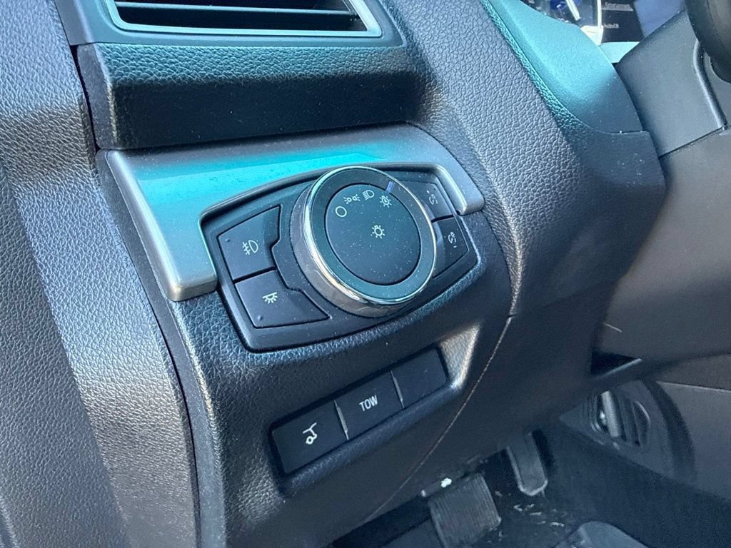 Used 2017 Ford Explorer XLT w/ Equipment Group 202A AWD/4WD image 18