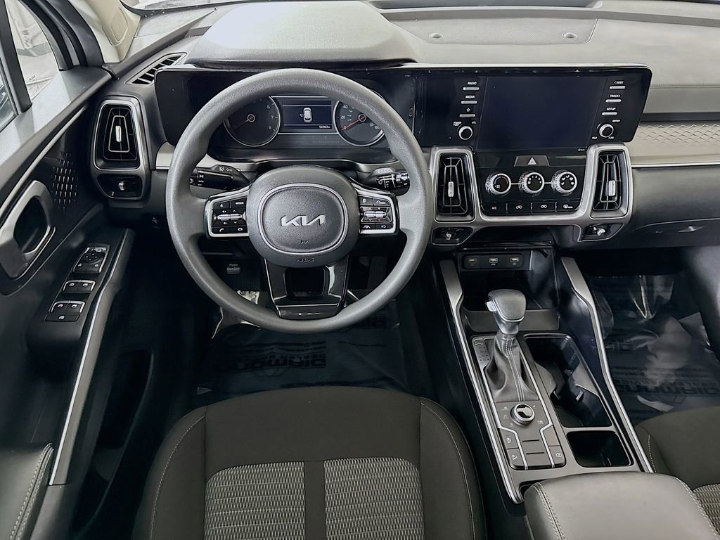 Used 2022 Kia Sorento LX image 3