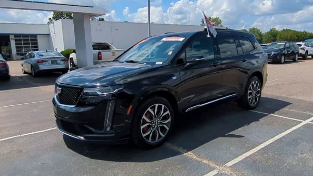Used 2024 Cadillac XT6 Sport w/ Technology Package image 4
