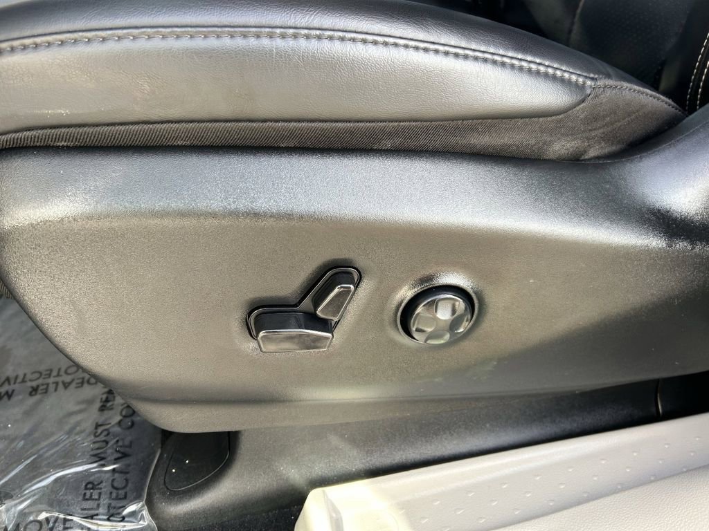 Used 2023 Chrysler Pacifica Touring-L image 25