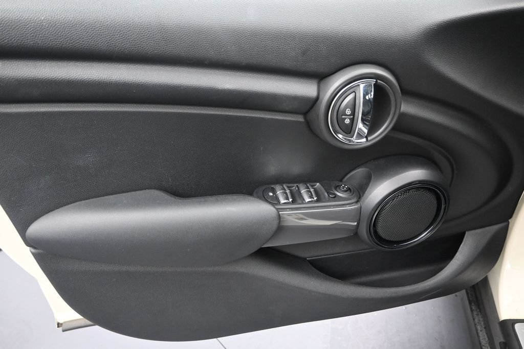 Used 2019 MINI Cooper 4-Door Hardtop w/ Signature Upholstery Package FWD image 11