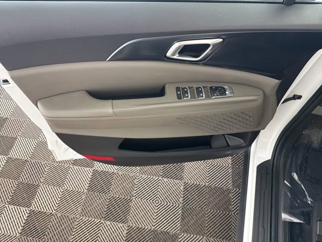 Used 2025 Kia Carnival image 23