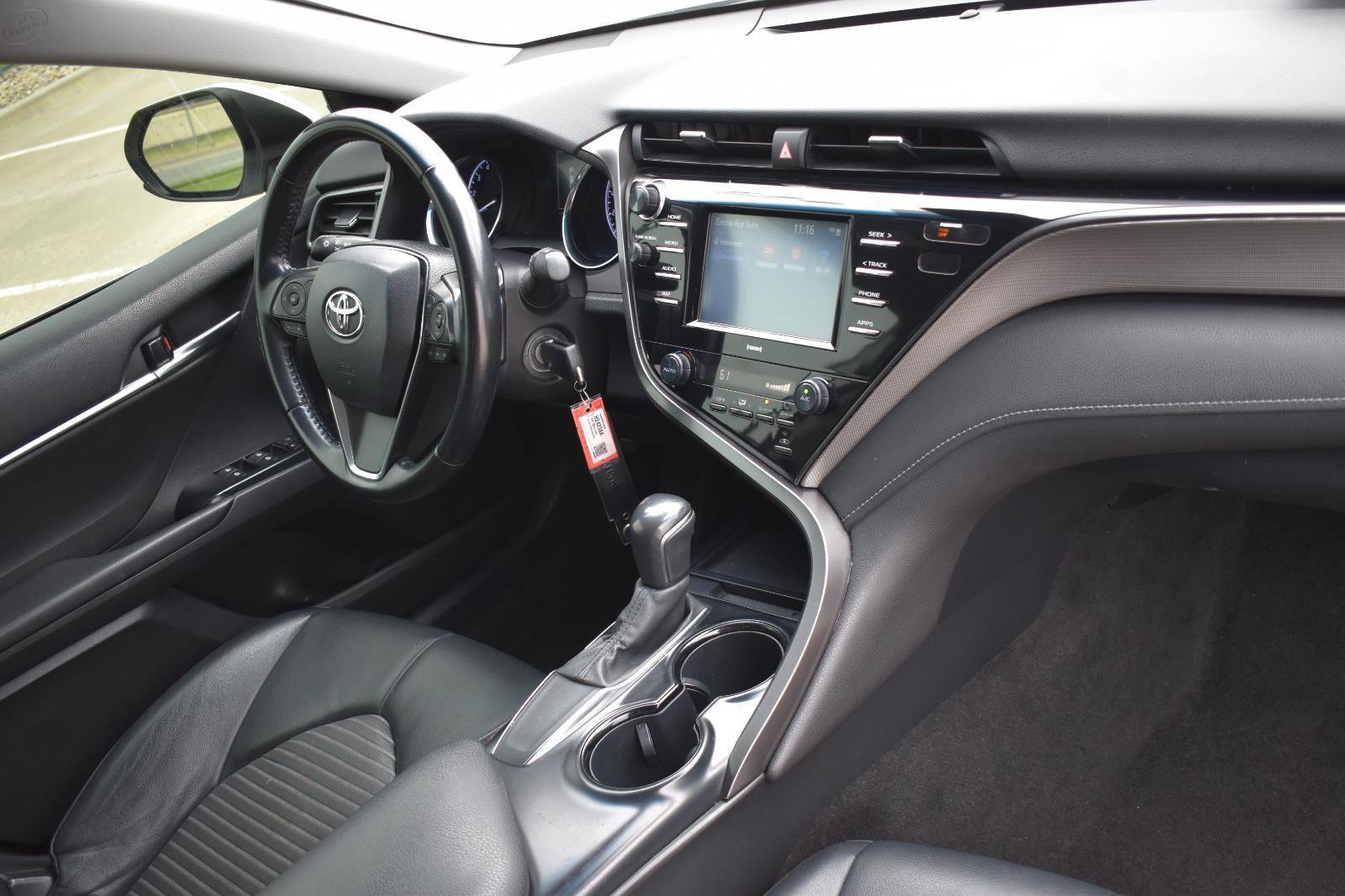 Used 2020 Toyota Camry SE FWD image 11