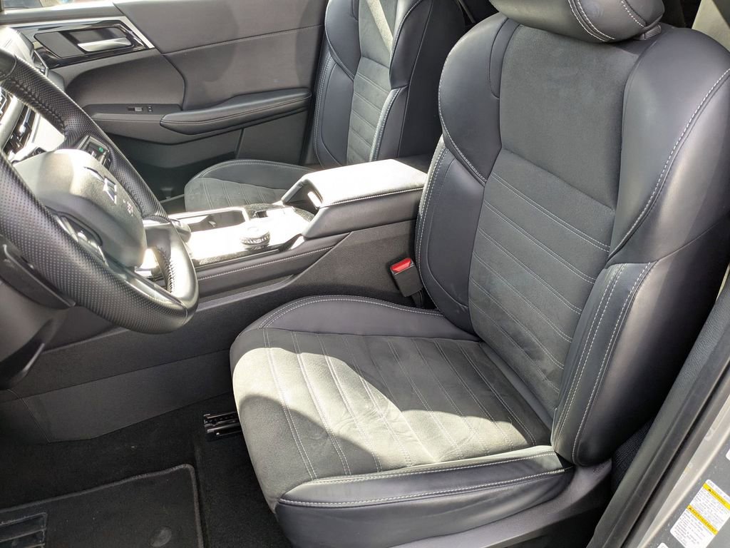Used 2025 Mitsubishi Outlander SE image 15