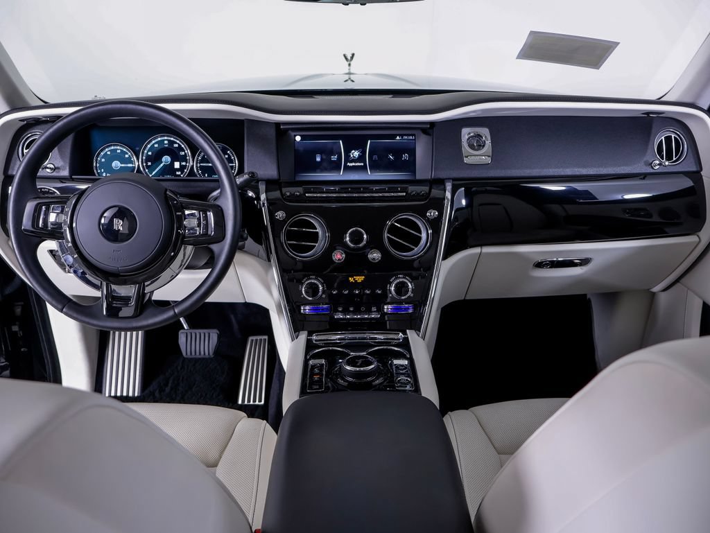 Used 2023 Rolls-Royce Cullinan w/ Technology Package AWD/4WD image 9