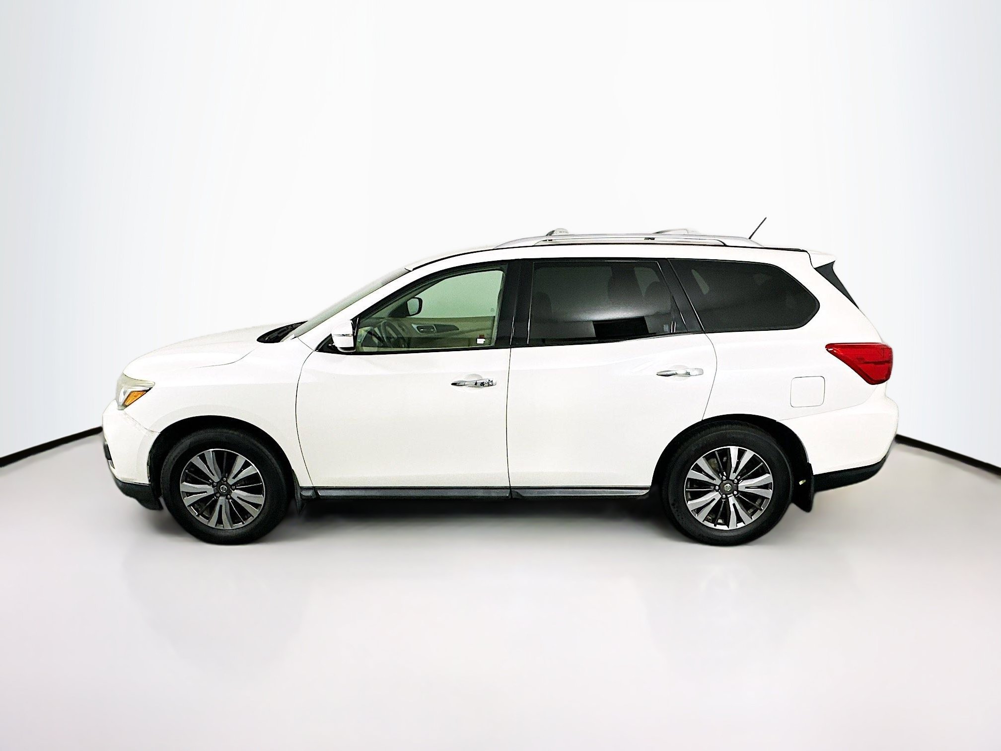 Used 2017 Nissan Pathfinder SV FWD image 4