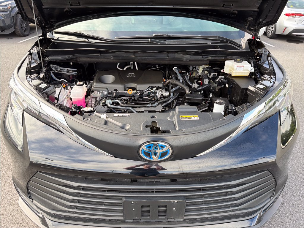 Used 2025 Toyota Sienna LE FWD image 11