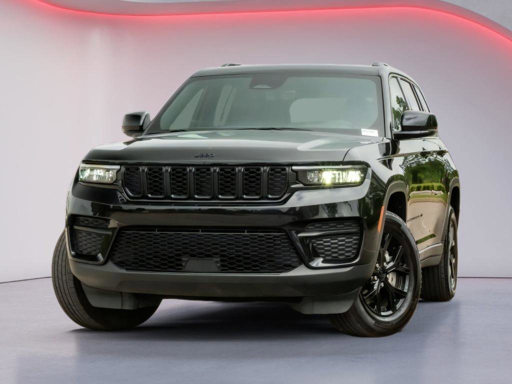 Used 2025 Jeep Grand Cherokee Altitude