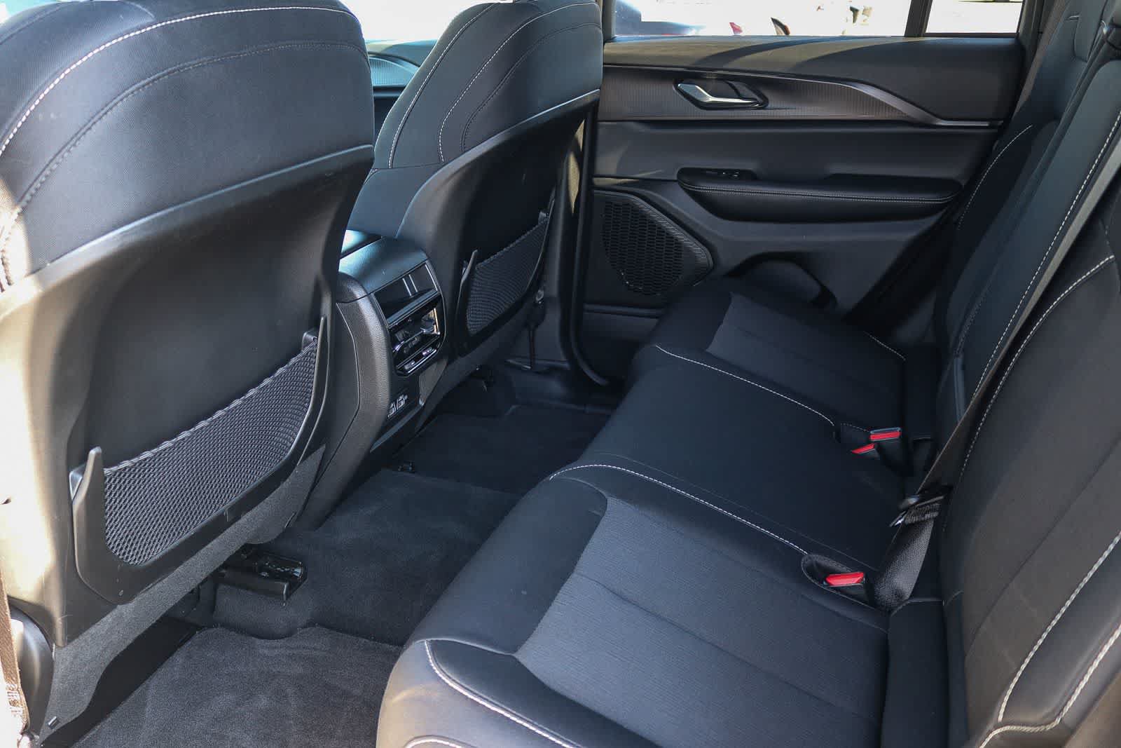 Used 2025 Jeep Grand Cherokee Laredo X RWD image 18