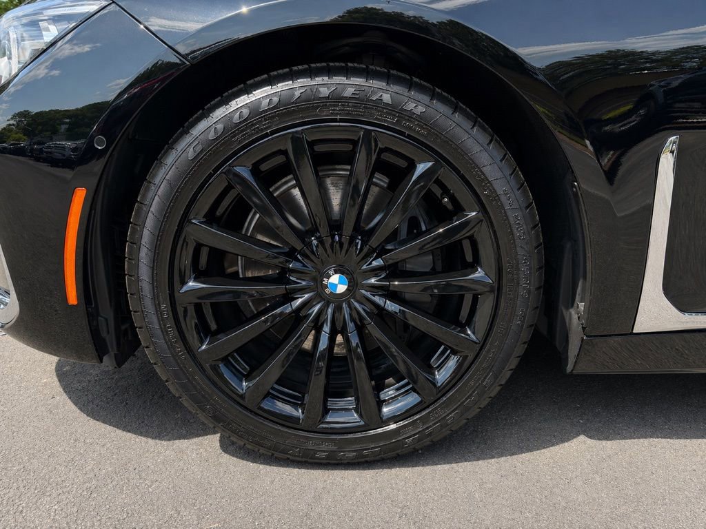 Used 2021 BMW 740i w/ Premium Package RWD image 7
