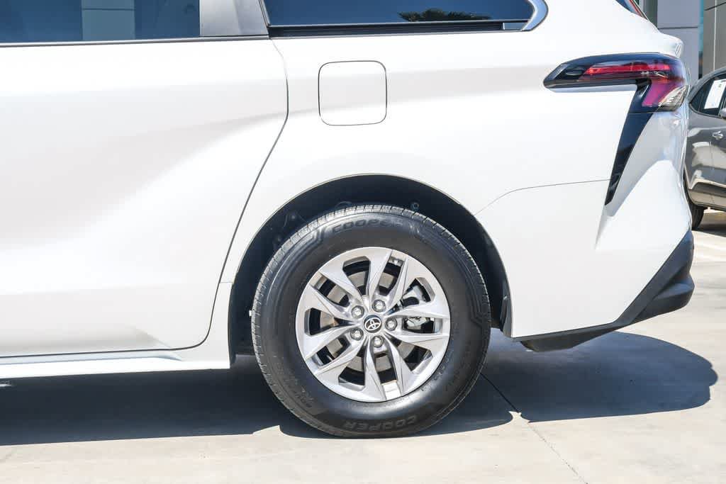 Used 2023 Toyota Sienna XLE FWD image 11