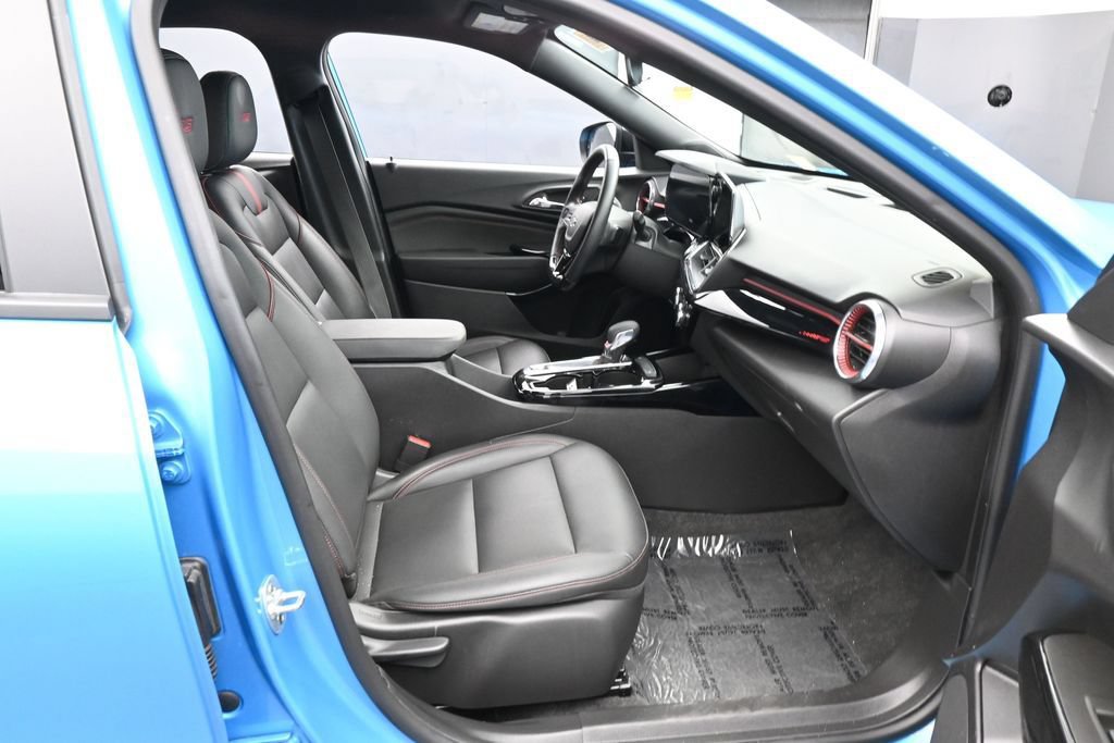 Used 2025 Chevrolet Trax RS FWD image 38