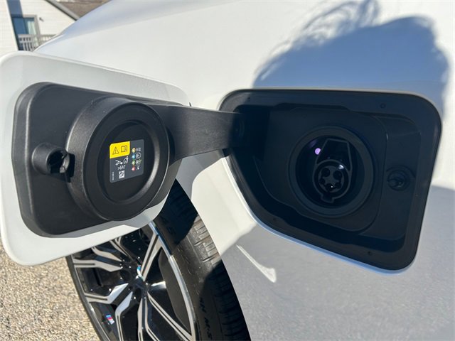 New 2026 BMW 750e xDrive image 25