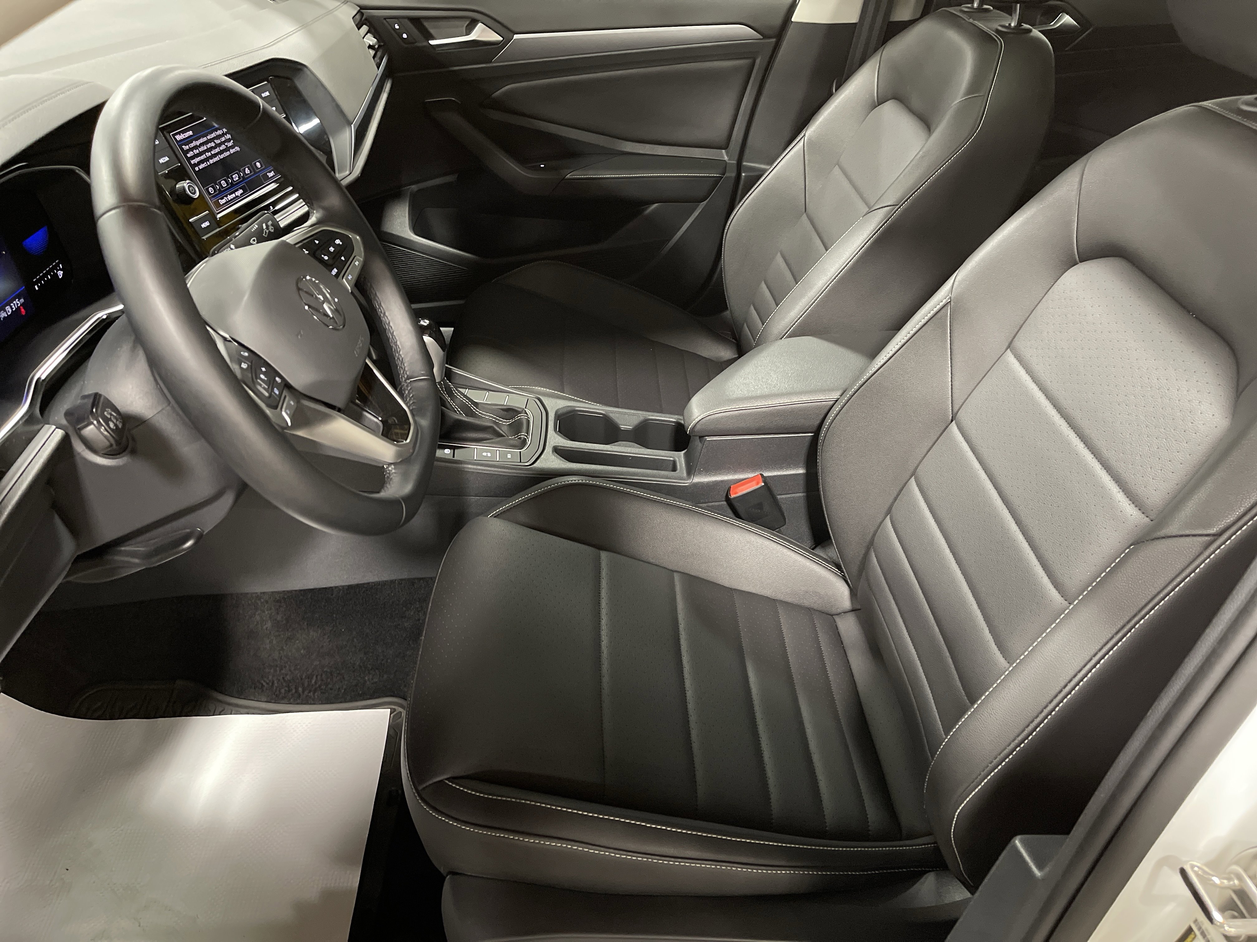 Used 2024 Volkswagen Jetta SE w/ Panoramic Sunroof Package image 9