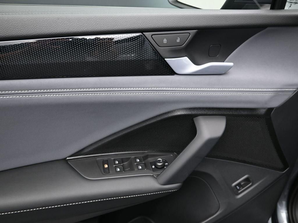 New 2025 Volkswagen Tiguan SE image 11