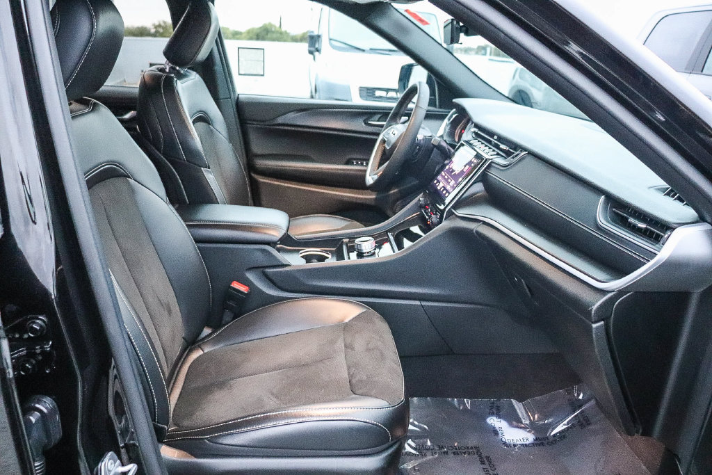 Used 2025 Jeep Grand Cherokee Altitude AWD/4WD image 19