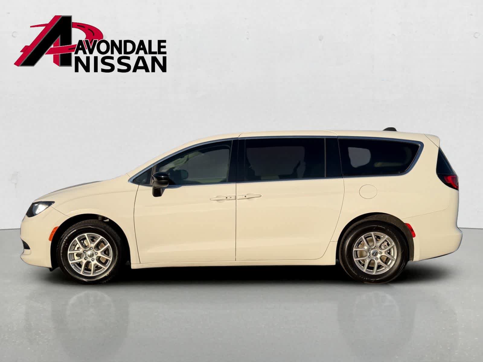 Used 2024 Chrysler Voyager LX FWD image 3