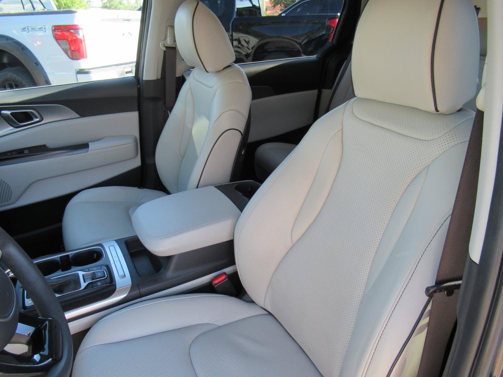 Used 2022 Kia Carnival LX FWD image 23