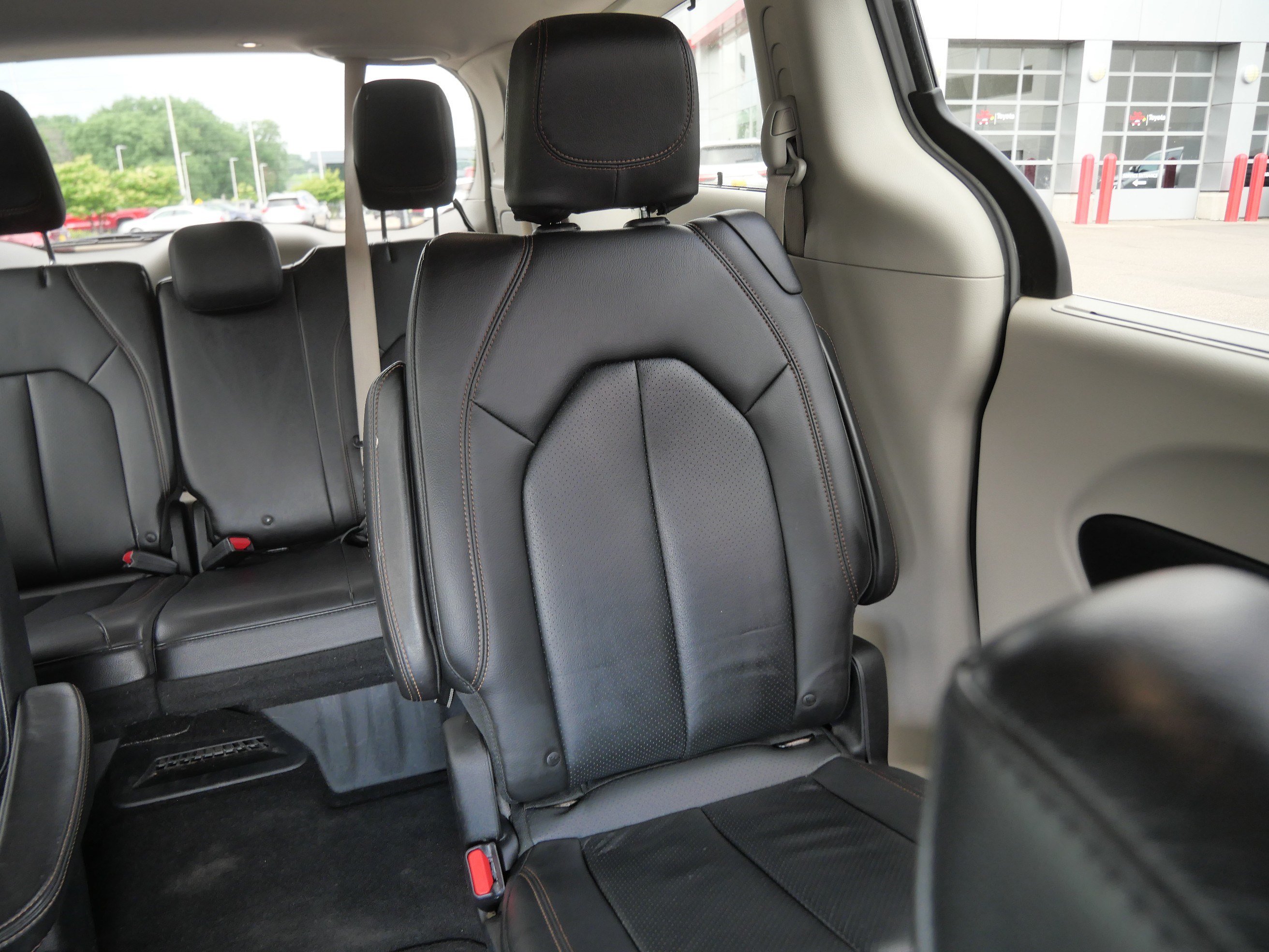 Used 2018 Chrysler Pacifica Touring-L Plus FWD image 14