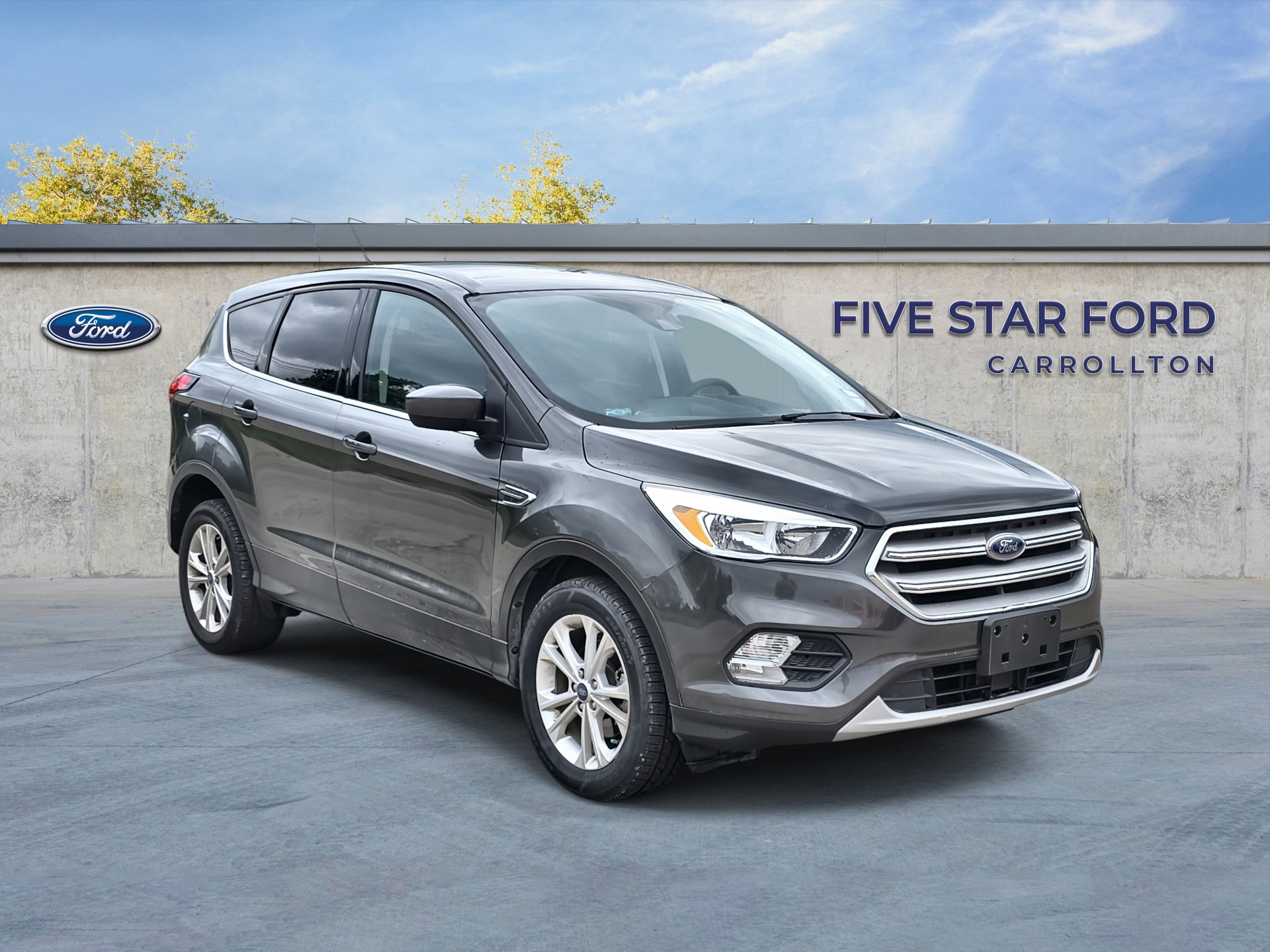 Used 2019 Ford Escape SE image 1