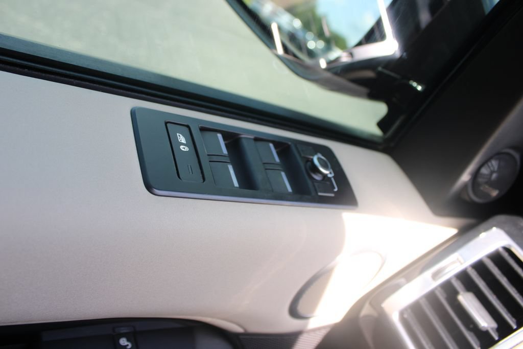 Used 2019 Land Rover Discovery SE AWD/4WD image 41