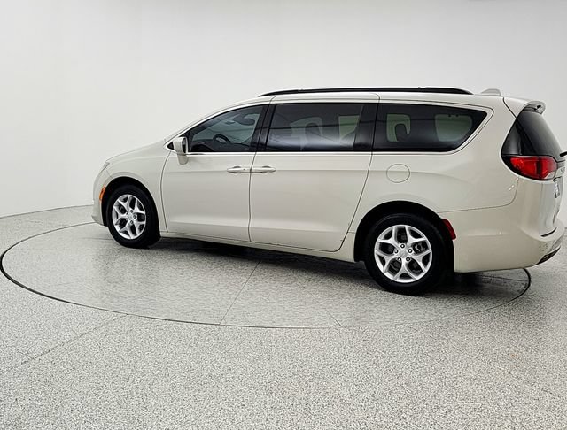 Used 2017 Chrysler Pacifica Touring-L w/ Tire & Wheel Group FWD image 7