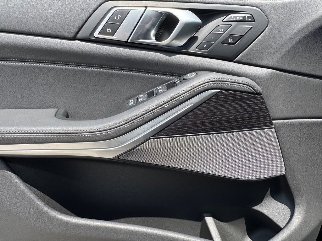 Used 2026 BMW X7 xDrive40i w/ M Sport Package image 16