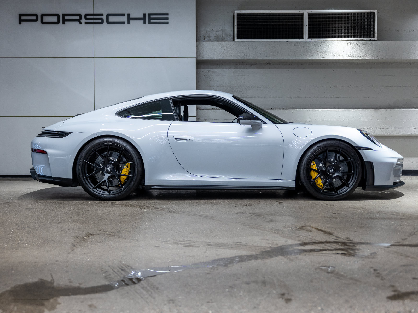 Certified 2026 Porsche 911 GT3 w/ Lightweight Package In Black RWD image 9