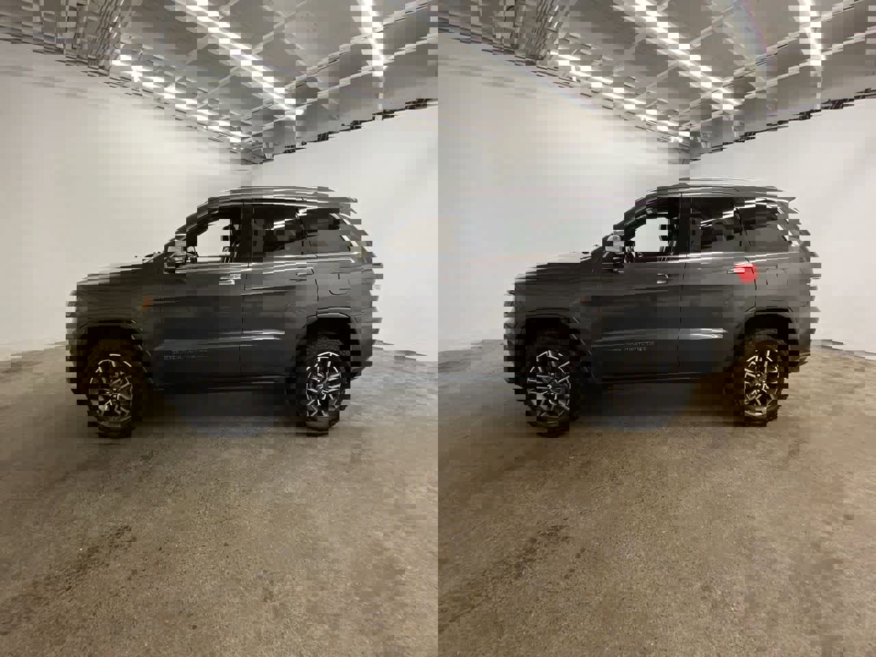 Used 2019 Jeep Grand Cherokee Limited w/ Luxury Group II image 3