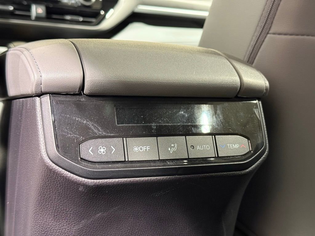 Used 2023 Toyota Highlander XLE AWD/4WD image 25