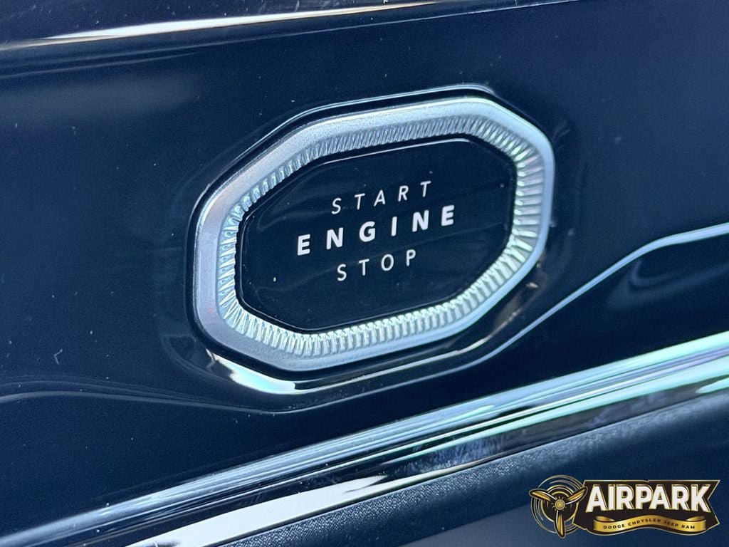 New 2026 Jeep Grand Cherokee Limited w/ Luxury Tech Group II AWD/4WD image 29