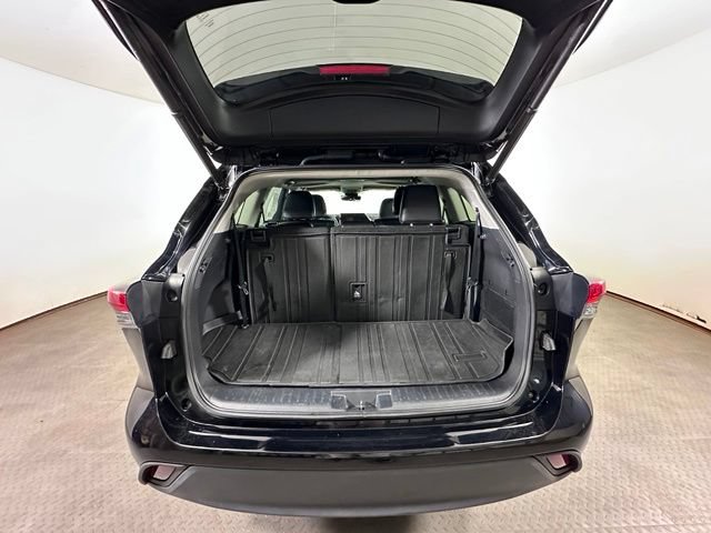 Used 2023 Toyota Highlander XLE AWD/4WD image 15