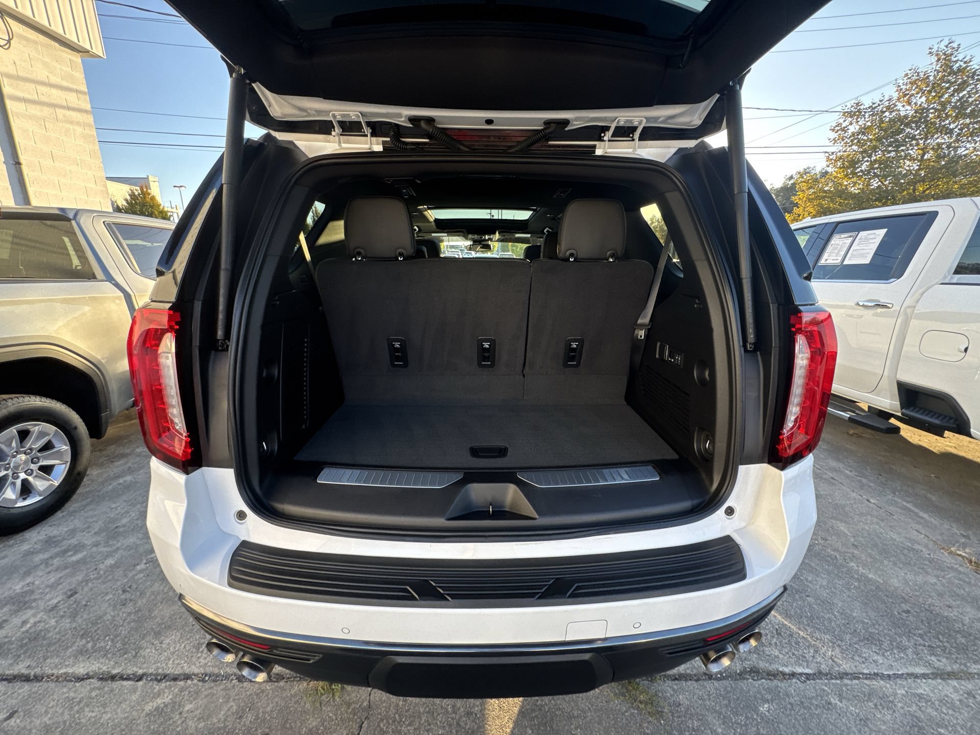 Used 2024 GMC Yukon AT4 w/ AT4 Premium Package AWD/4WD image 20