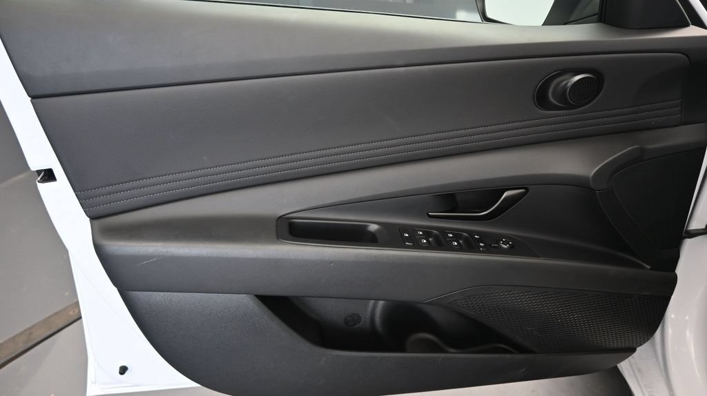 Used 2025 Hyundai Elantra SEL FWD image 21