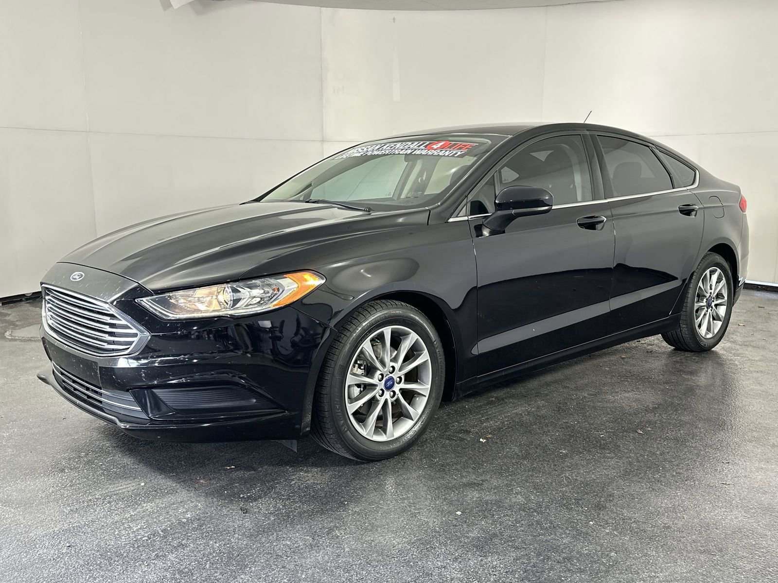 Used 2017 Ford Fusion SE w/ Fusion SE Technology Package image 4