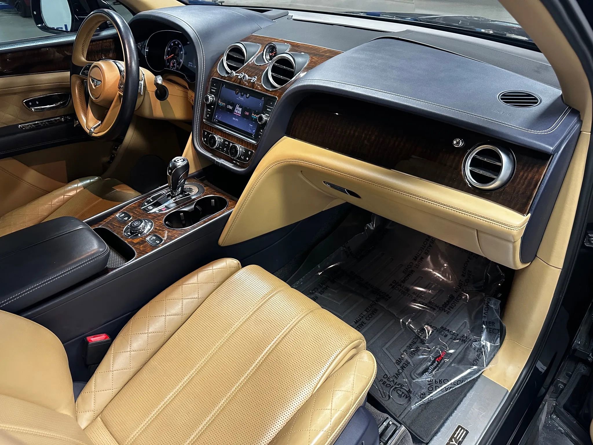 Used 2017 Bentley Bentayga image 23