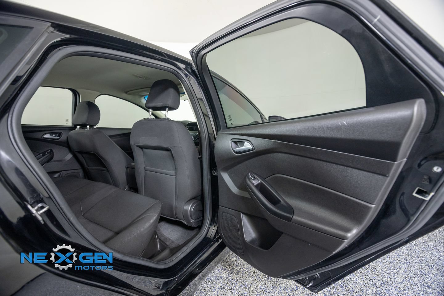 Used 2017 Ford Focus SE w/ SE Sport Package FWD image 31