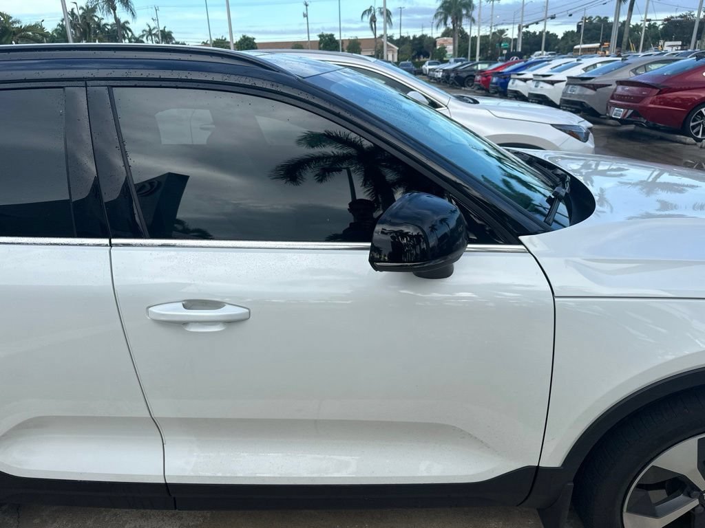 Used 2023 Volvo XC40 B5 Plus w/ Driver Assist Package AWD/4WD image 7